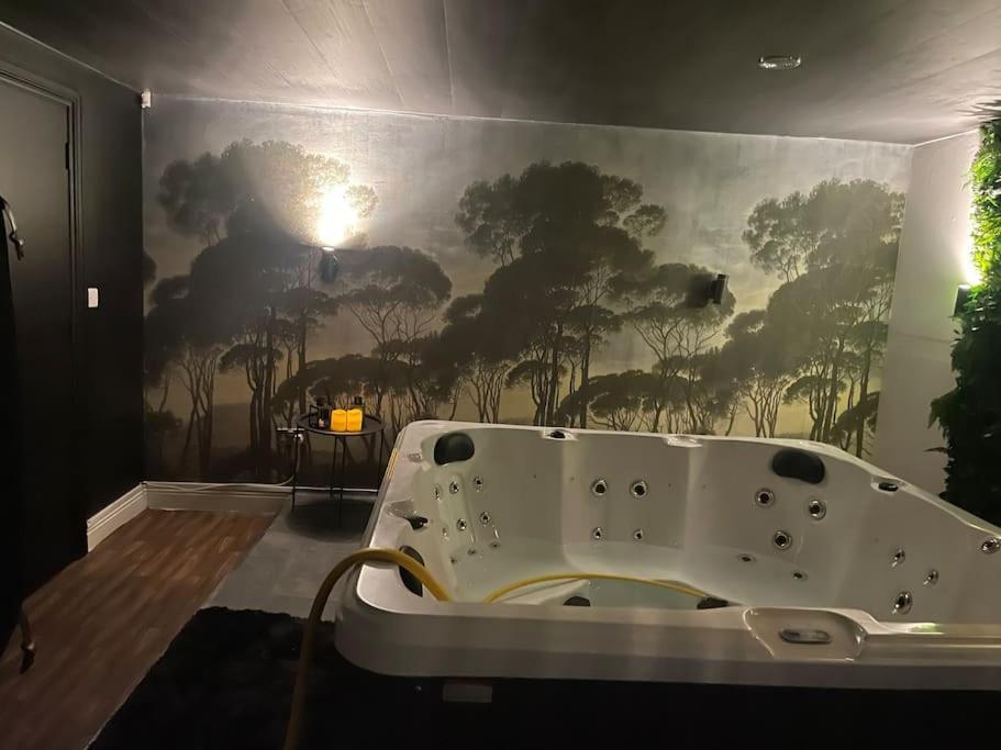 The Exclusive Jacuzzi Apartment Birmingham Esterno foto