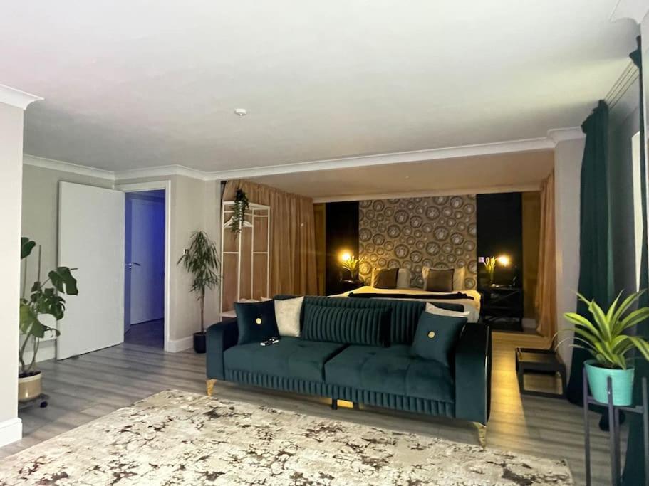 The Exclusive Jacuzzi Apartment Birmingham Esterno foto